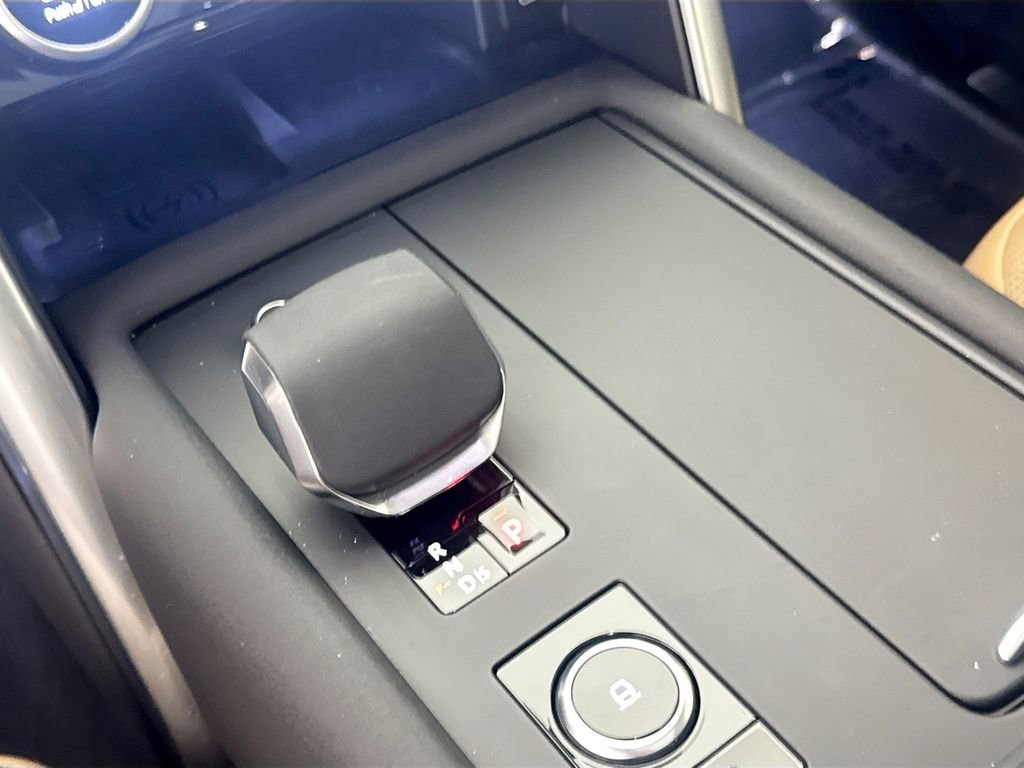 Certified 2025 Land Rover Discovery Metropolitan Edition image 16