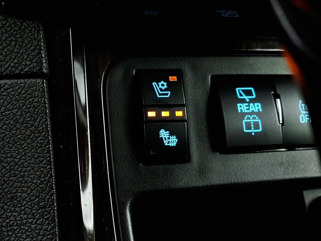 Used 2016 Chevrolet Traverse LTZ FWD image 17