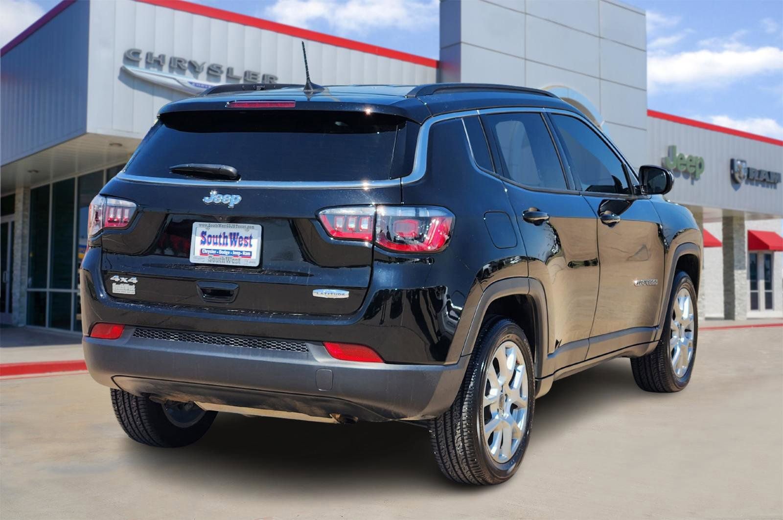 Used 2025 Jeep Compass Latitude image 5
