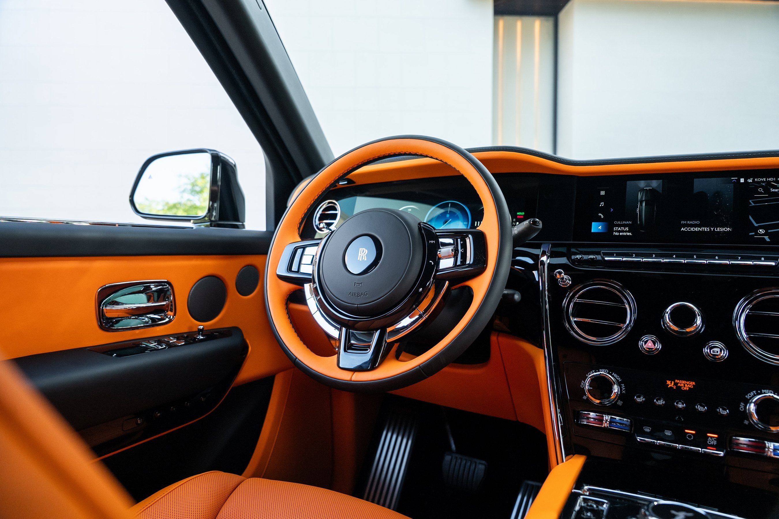 Used 2025 Rolls-Royce Cullinan image 28