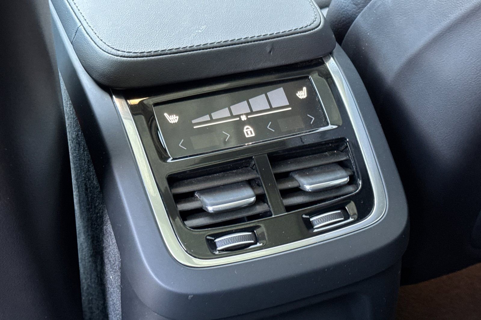 Used 2024 Volvo XC90 T8 Plus w/ Protection Package Premier image 12