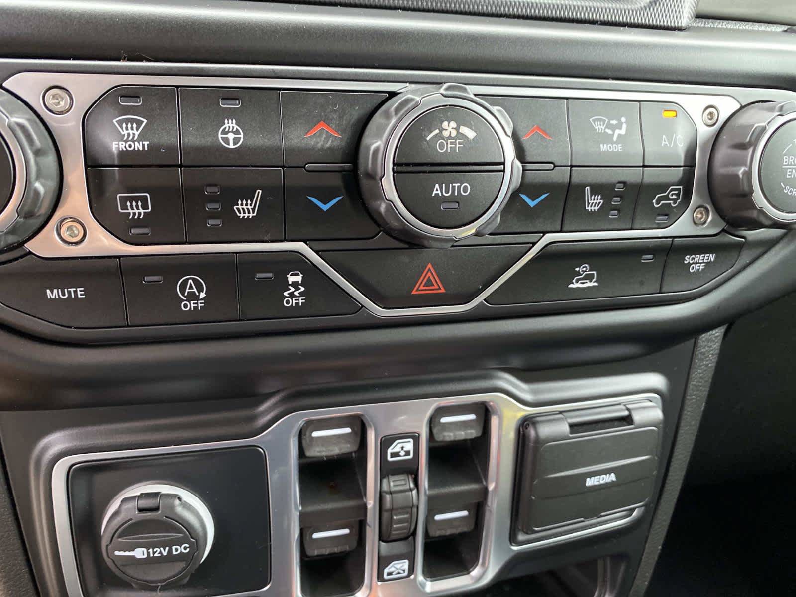 Used 2022 Jeep Gladiator Overland w/ Cold Weather Group AWD/4WD image 17