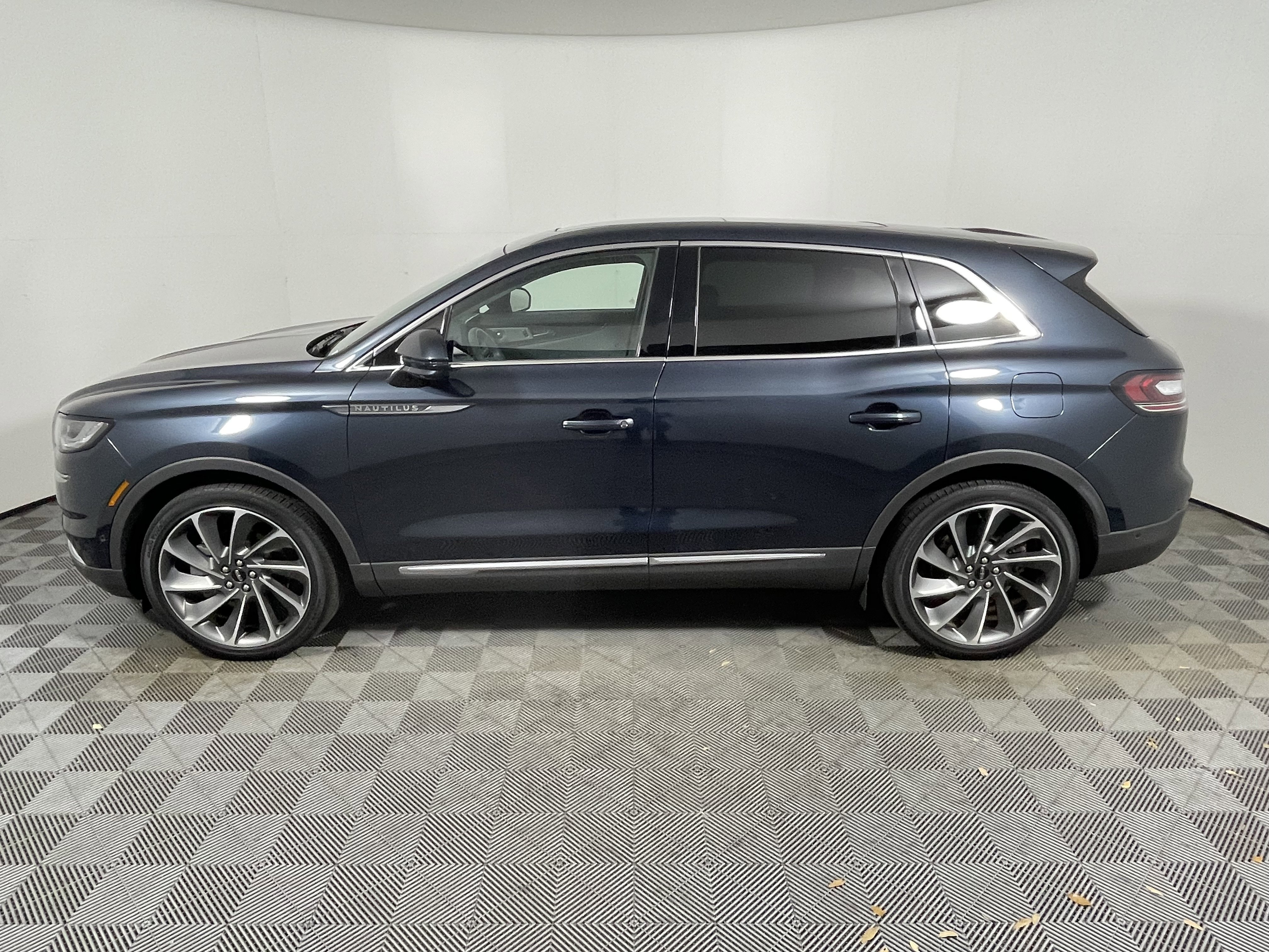 Used 2023 Lincoln Nautilus Reserve w/ Equipment Group 202A image 5