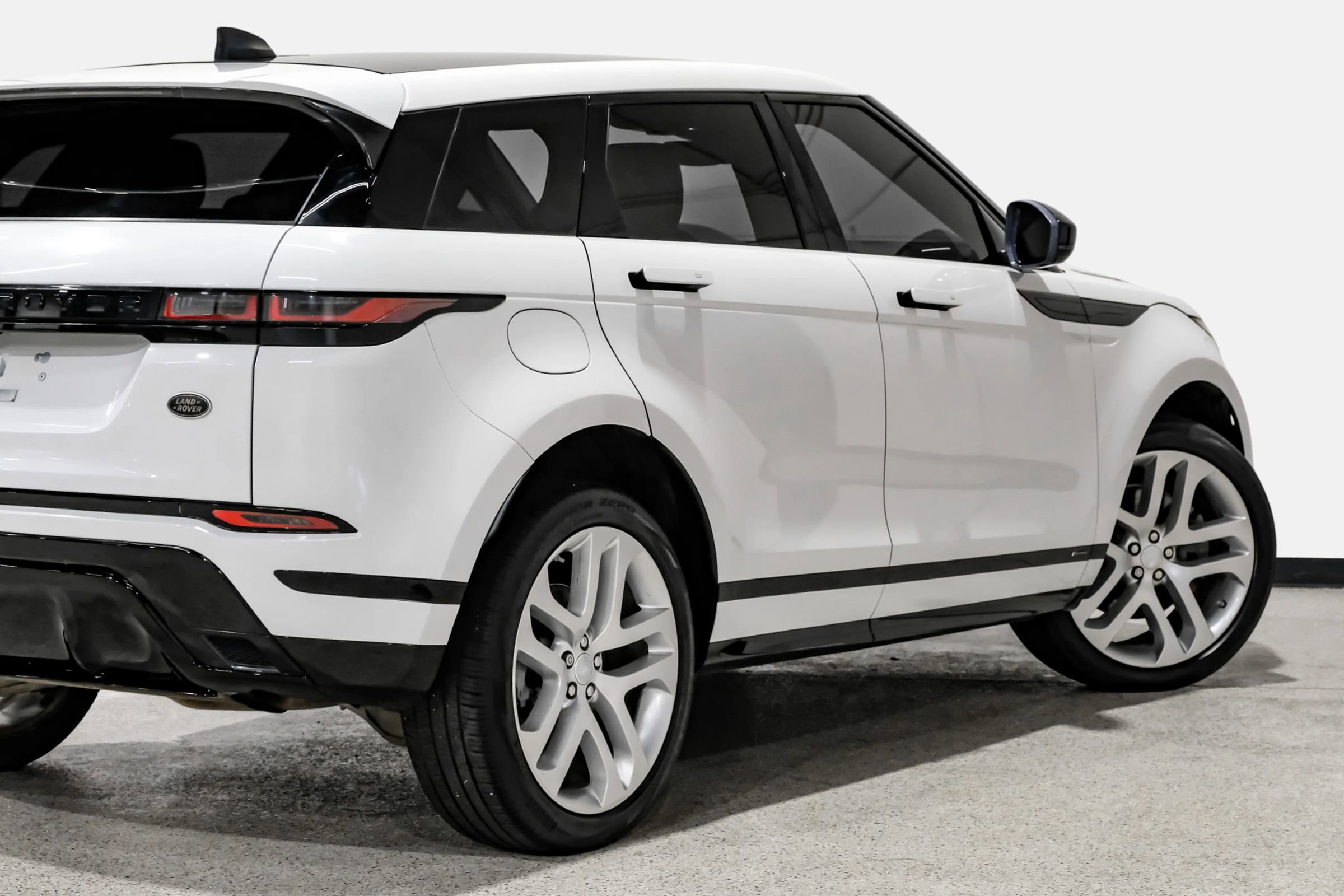 Used 2020 Land Rover Range Rover Evoque R-Dynamic SE image 17