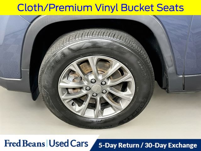 Used 2019 Jeep Cherokee Latitude Plus w/ Cold Weather Group AWD/4WD image 35