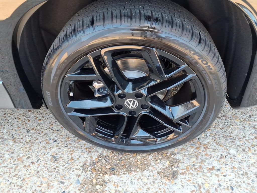 Certified 2026 Volkswagen Tiguan SE R-Line FWD image 23