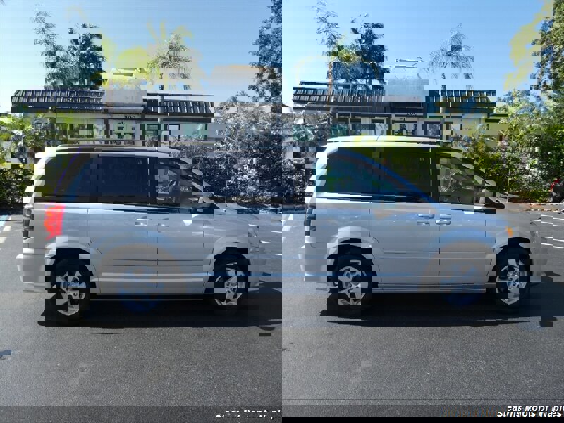 Used 2011 Dodge Grand Caravan Mainstreet w/ PWR Convenience Group FWD image 2