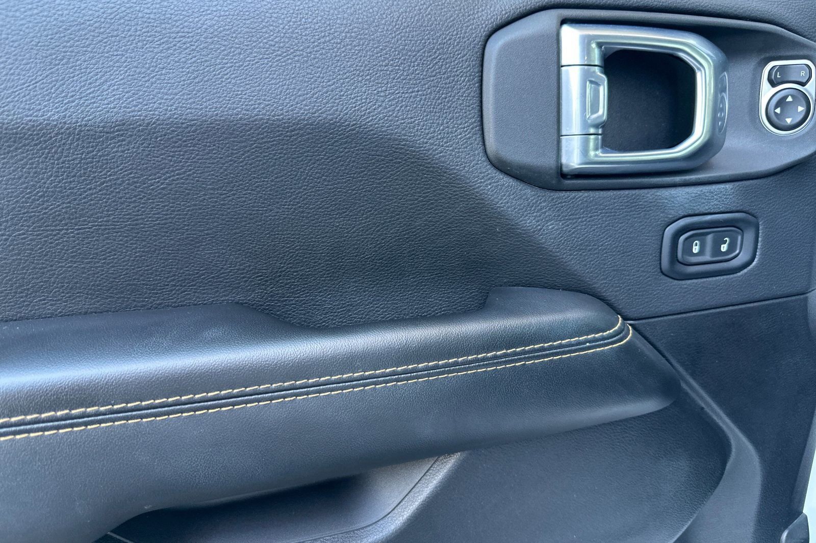 Used 2025 Jeep Wrangler Sahara image 11