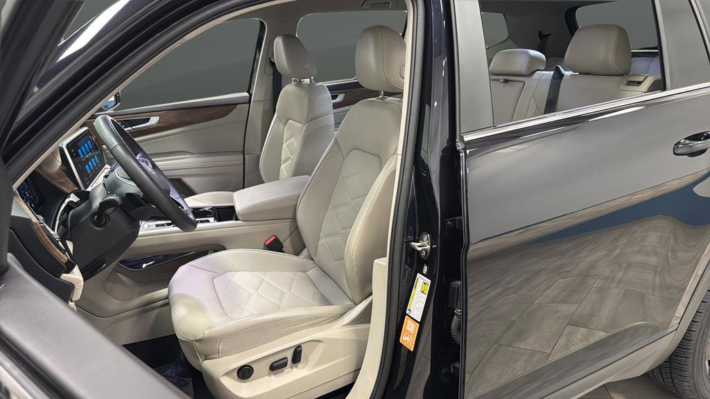 Used 2024 Volkswagen Atlas SE w/ Black Wheel Package image 9