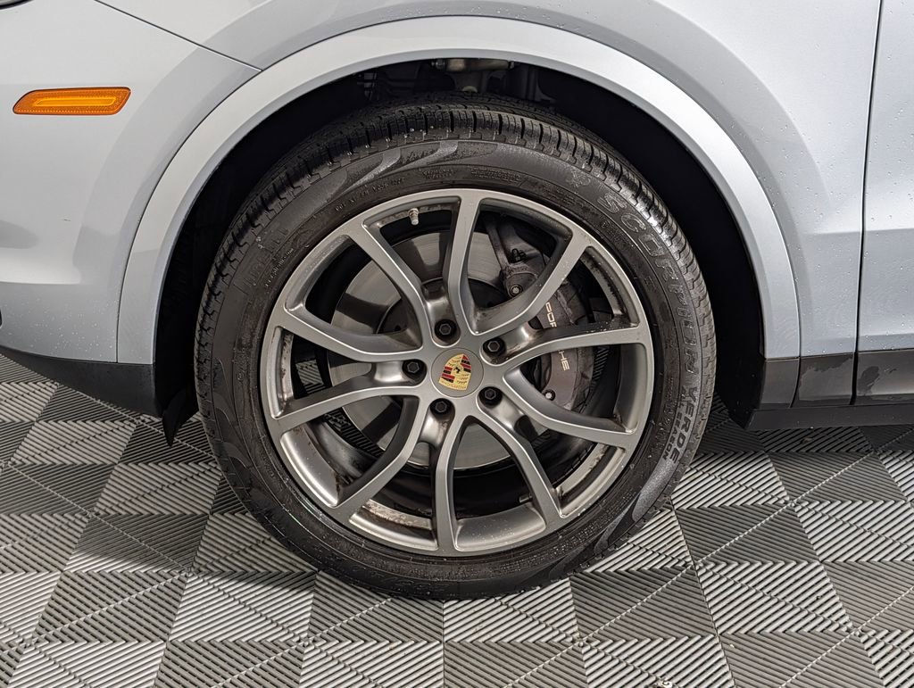 Certified 2023 Porsche Cayenne Platinum Edition image 11
