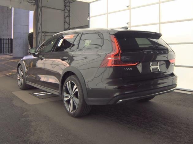 Used 2025 Volvo V60 B5 Cross Country Plus image 3