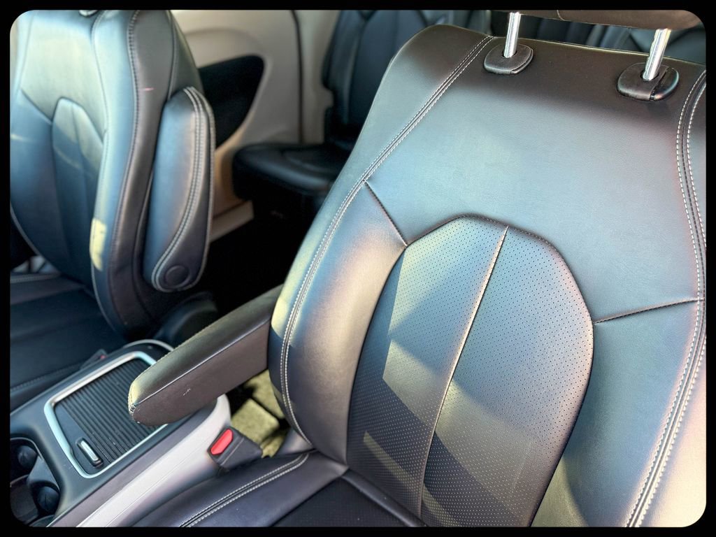 Used 2024 Chrysler Pacifica Touring-L image 25