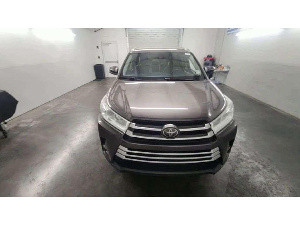 Used 2017 Toyota Highlander XLE image 3