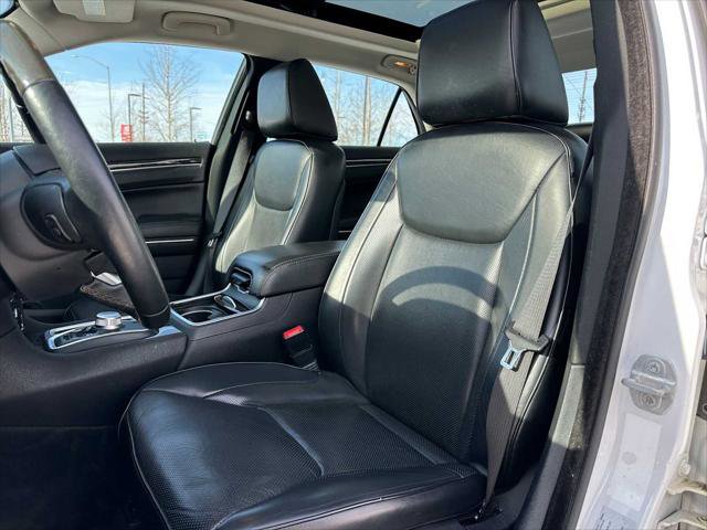 Used 2015 Chrysler 300 C w/ Light Group image 22