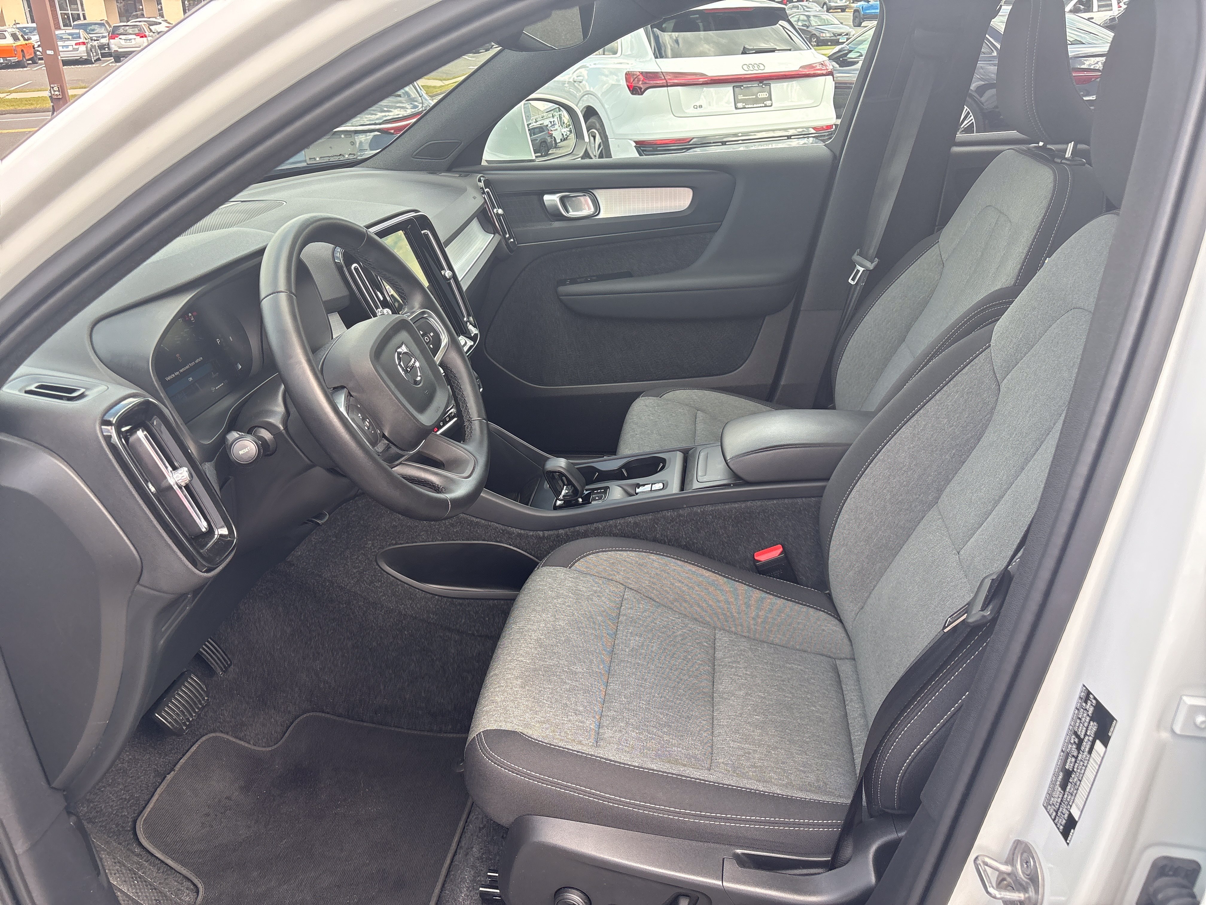 Certified 2025 Volvo XC40 B5 Core AWD/4WD image 6