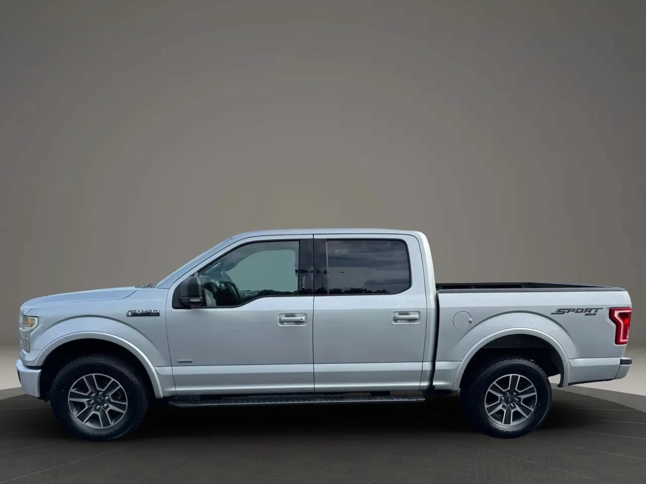 Used 2015 Ford F150 XLT w/ Equipment Group 302A Luxury AWD/4WD image 3