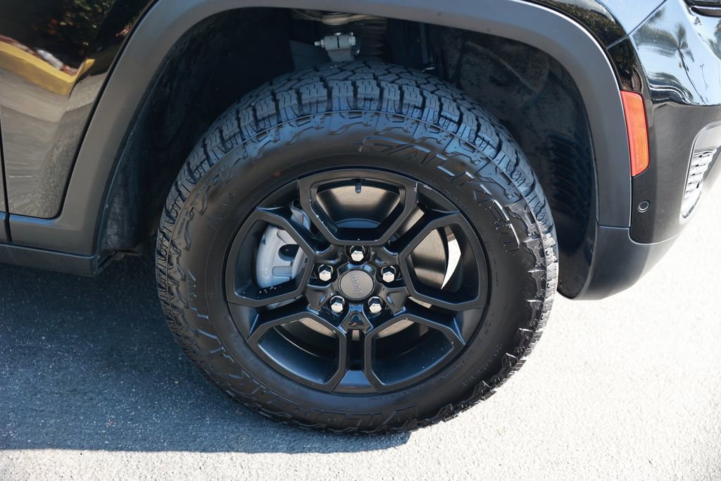 Used 2022 Jeep Grand Cherokee Trailhawk w/ Advanced Protech Group II AWD/4WD image 8