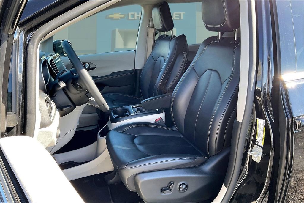 Used 2024 Chrysler Pacifica Touring-L image 21