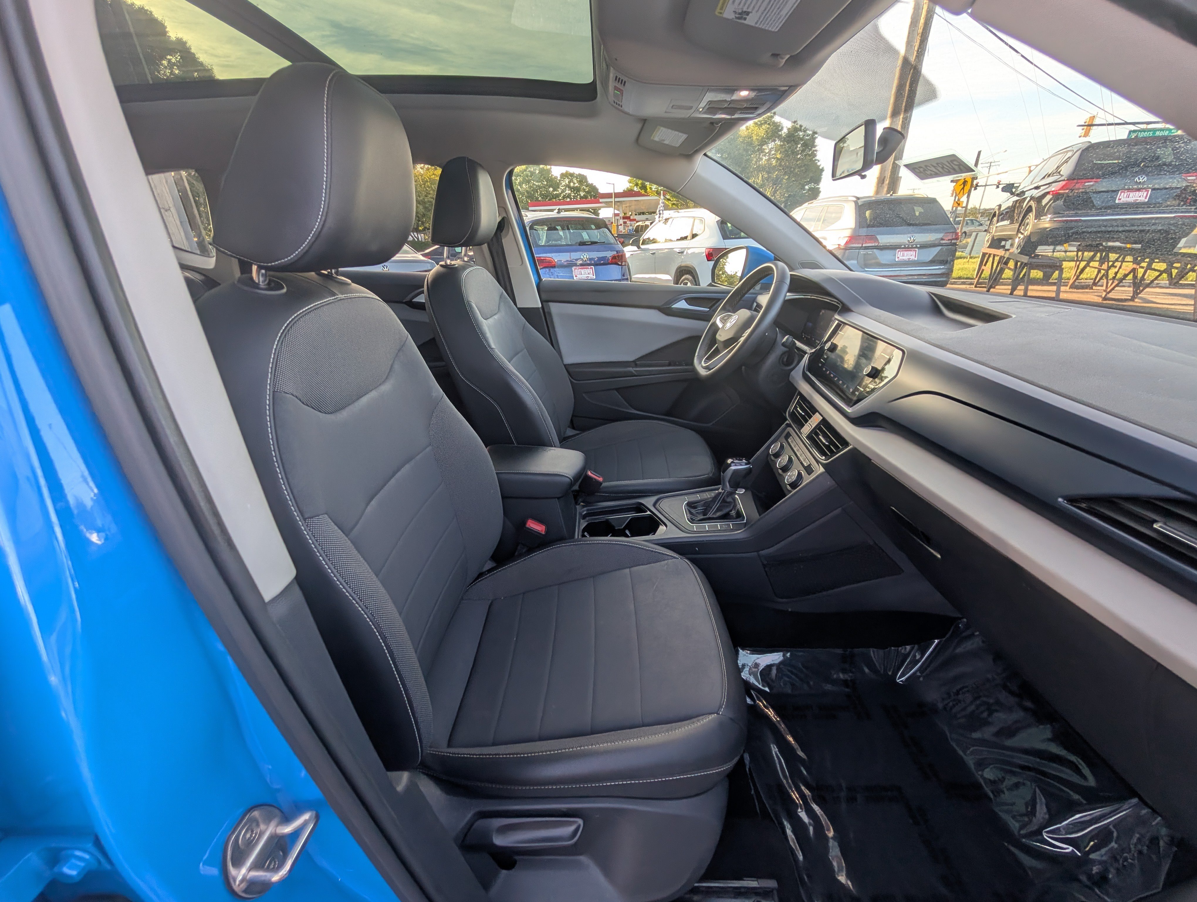 Used 2022 Volkswagen Taos SE w/ Panoramic Sunroof Package FWD image 10