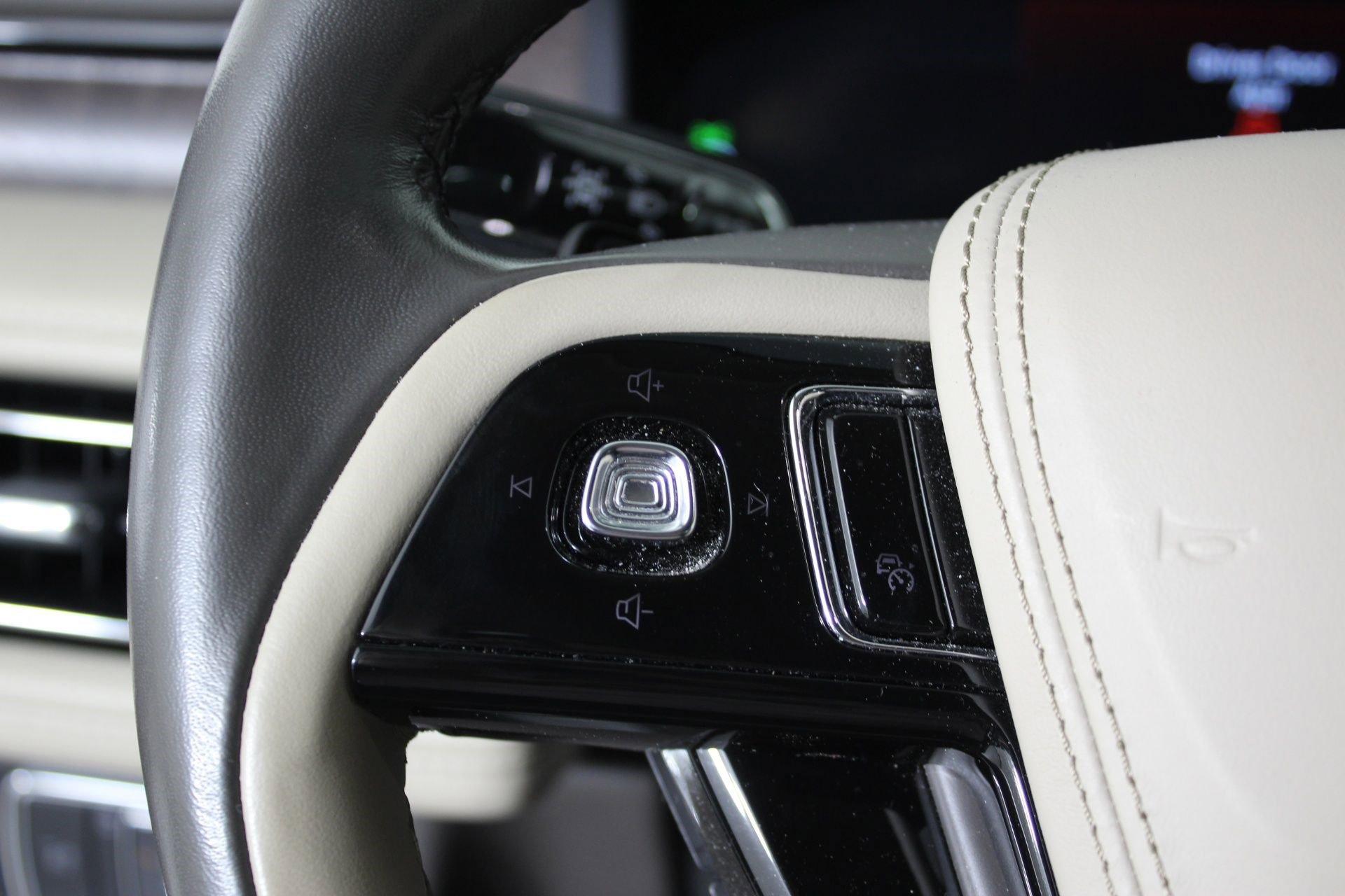 Used 2023 Lincoln Aviator Reserve w/ Equipment Group 201A image 16