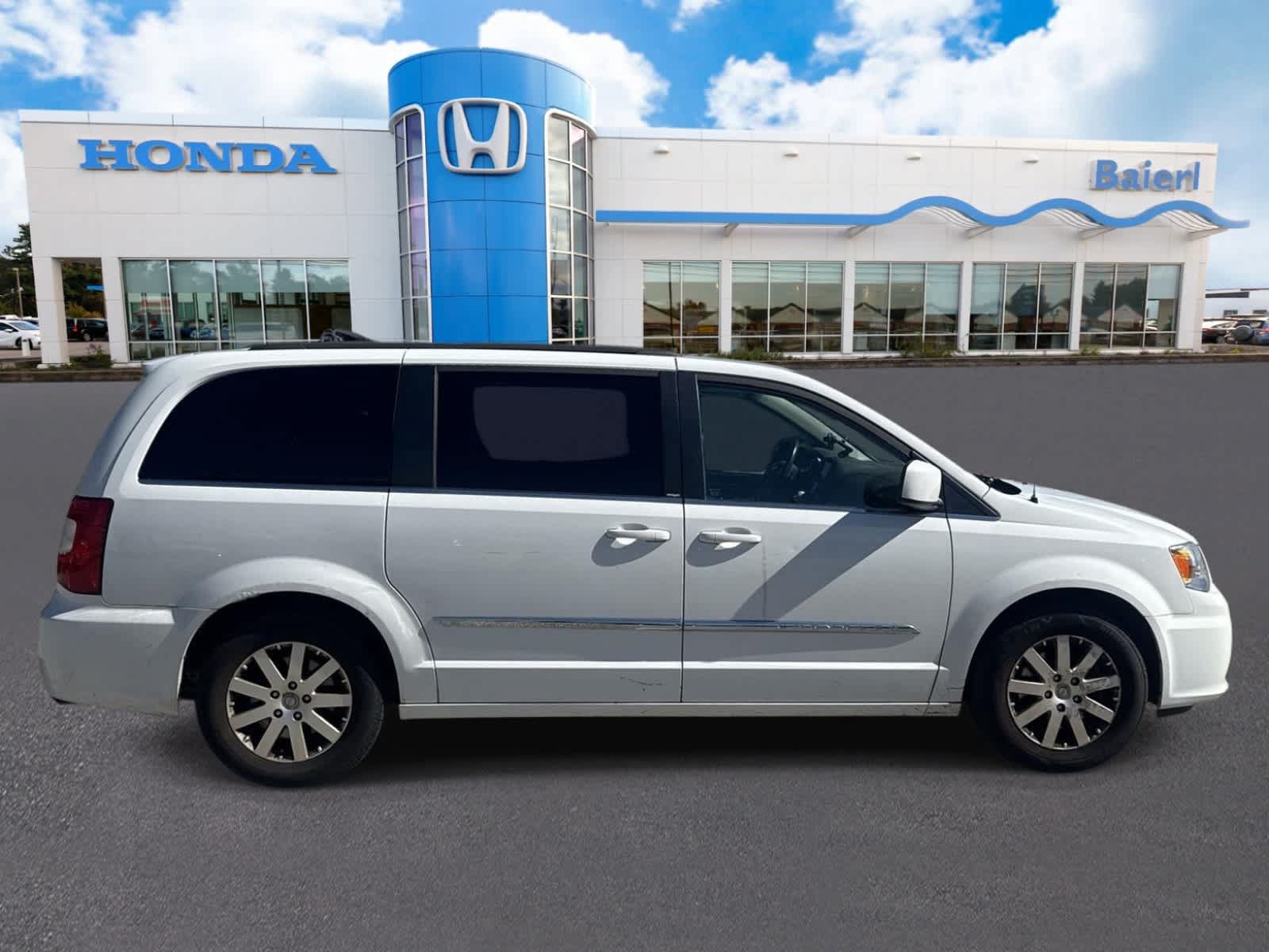 Used 2014 Chrysler Town & Country Touring FWD image 6