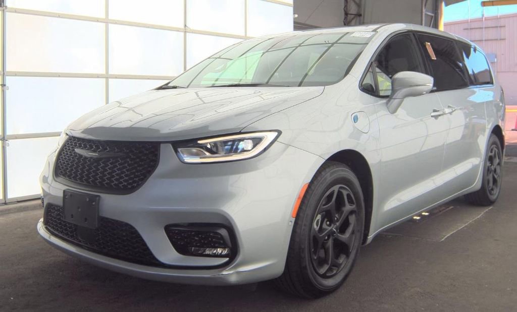 Used 2022 Chrysler Pacifica Limited w/ Uconnect Theater Family Group FWD image 1