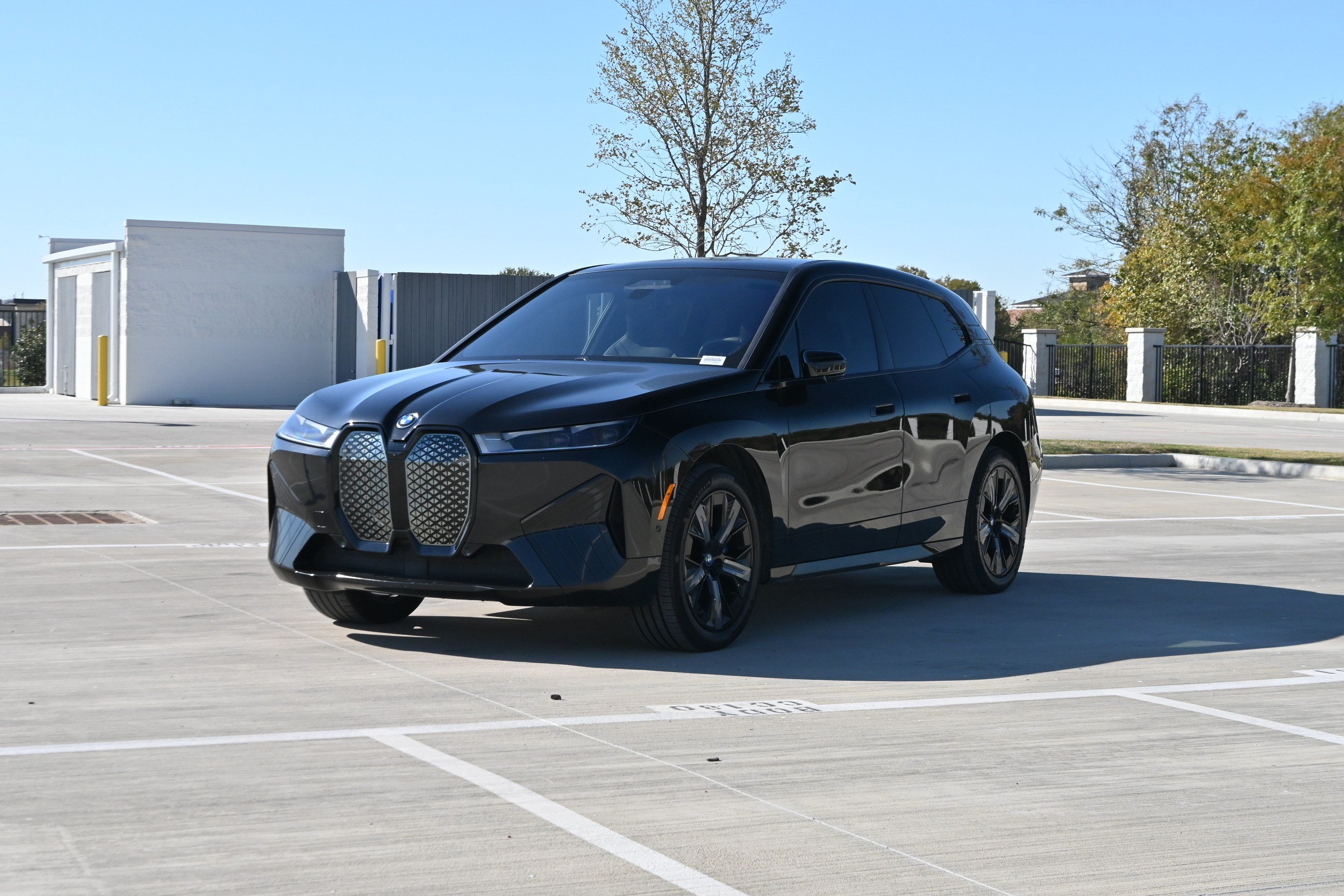 Used 2024 BMW iX xDrive50 w/ Premium Package AWD/4WD image 5