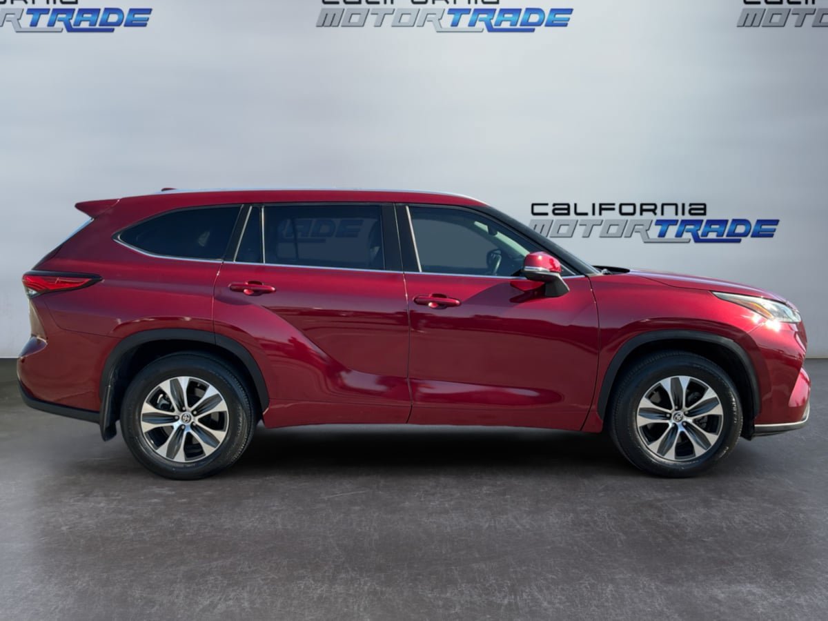 Used 2023 Toyota Highlander XLE FWD image 4