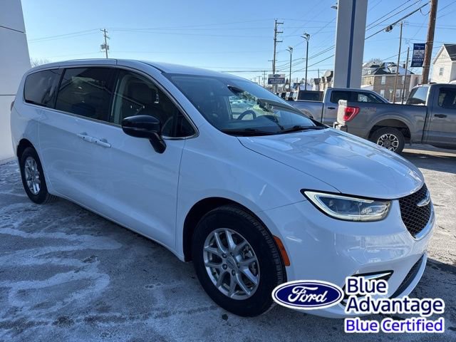 Used 2024 Chrysler Pacifica Touring-L image 4