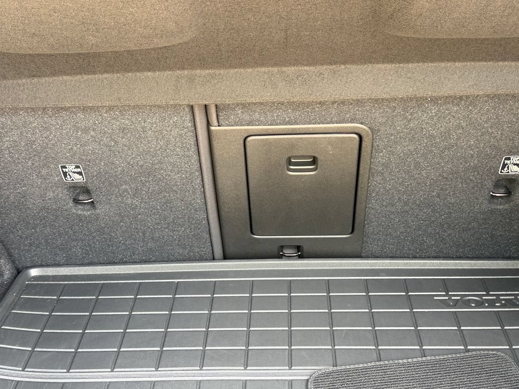 Certified 2024 Volvo XC40 Recharge Core RWD image 27
