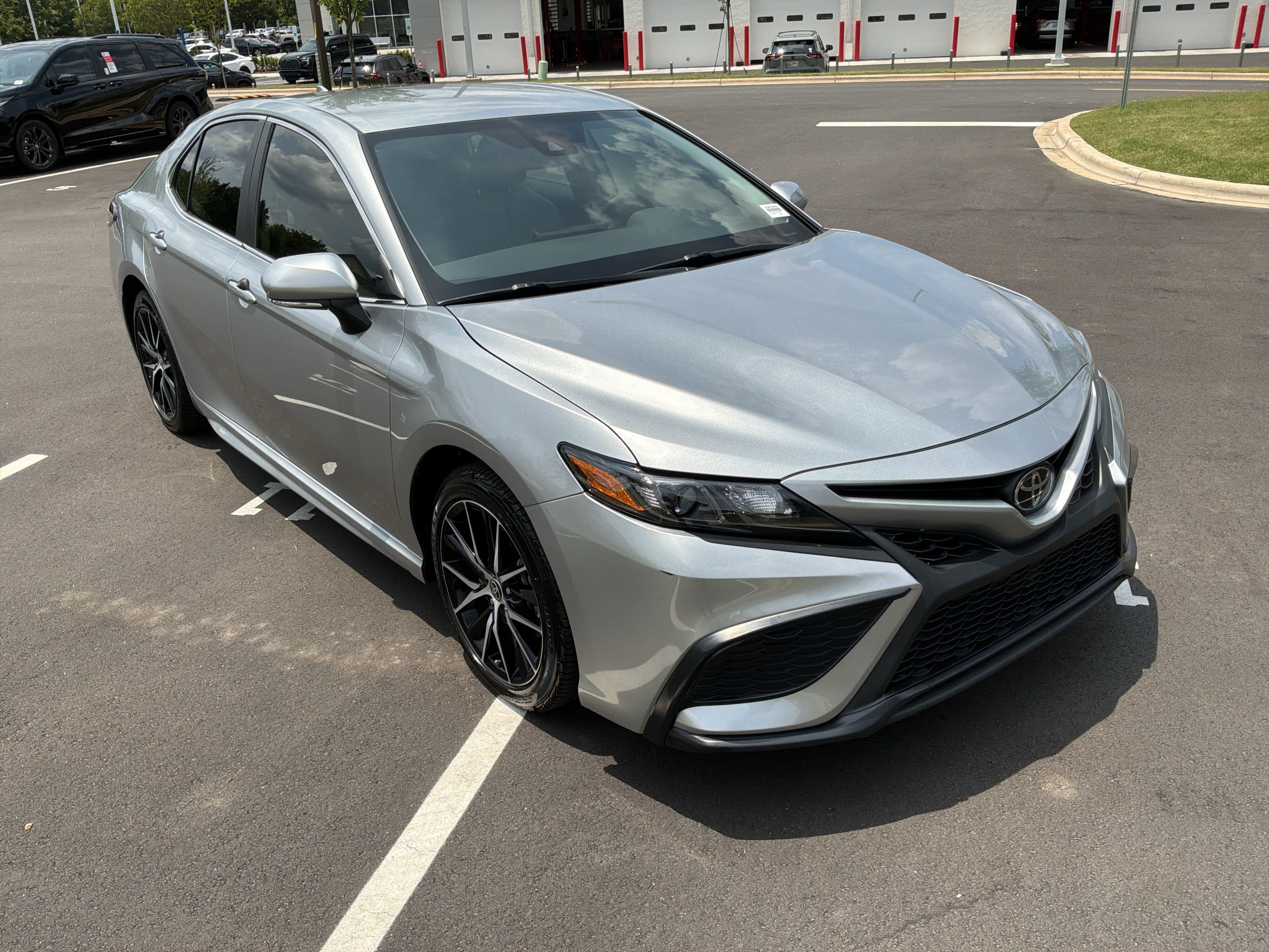 Used 2023 Toyota Camry SE w/ Convenience Package FWD image 2