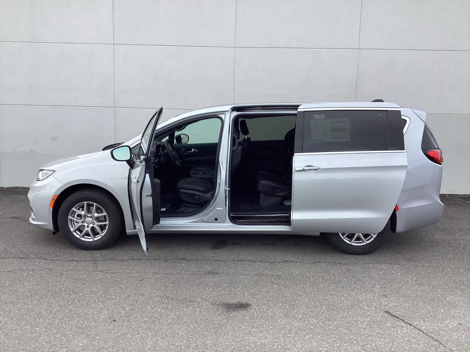 New 2026 Chrysler Pacifica Select image 4