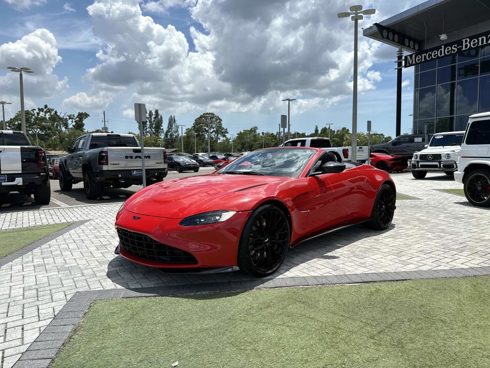 Used 2022 Aston Martin V8 Vantage Roadster RWD image 2