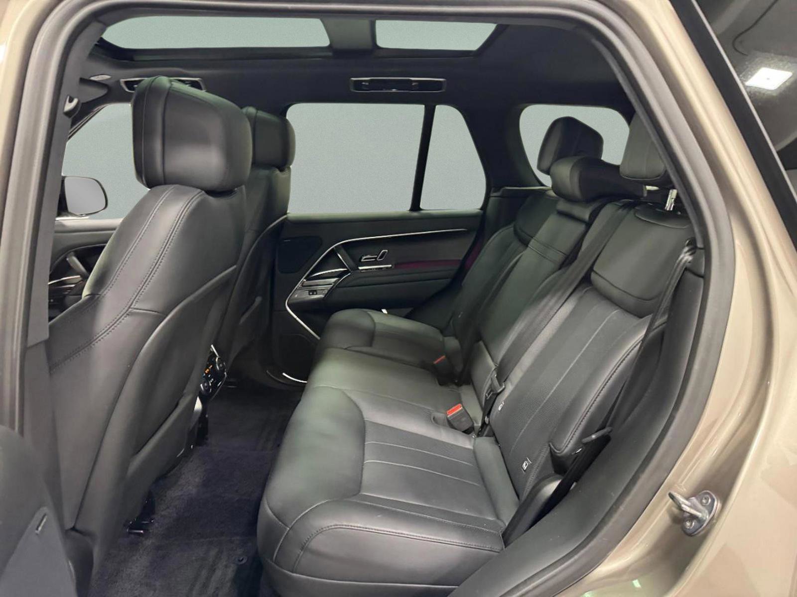 Used 2023 Land Rover Range Rover SE image 9