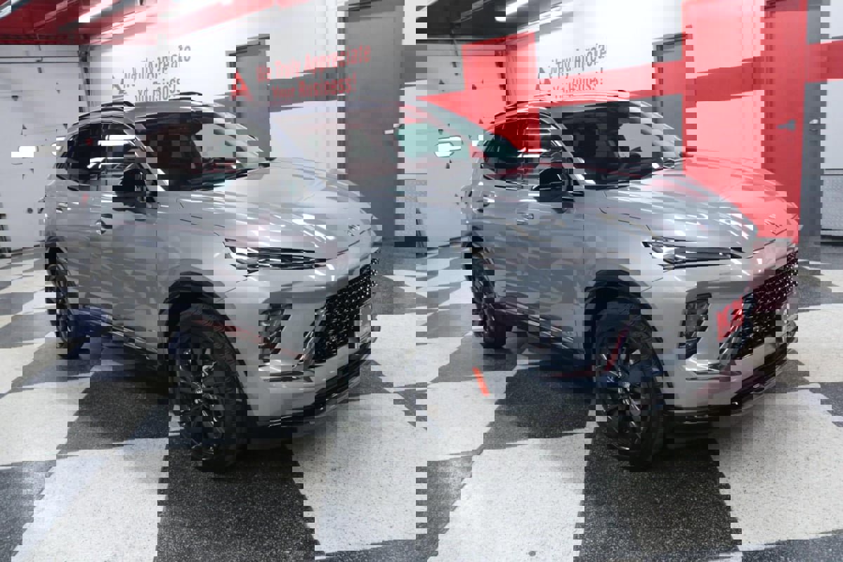 Used 2025 Buick Envision Sport Touring image 3