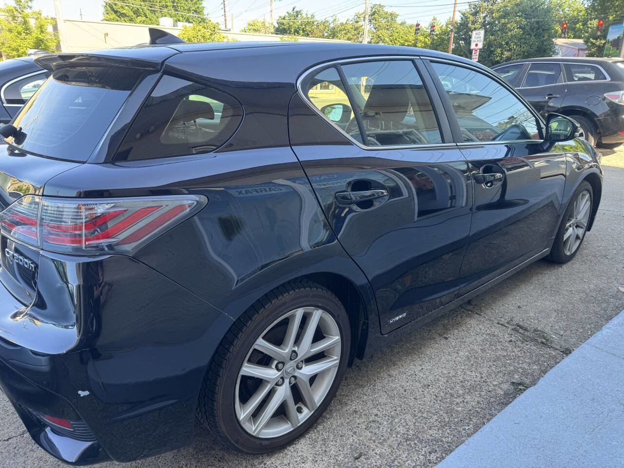Used 2015 Lexus CT 200h w/ Navigation Package FWD image 4