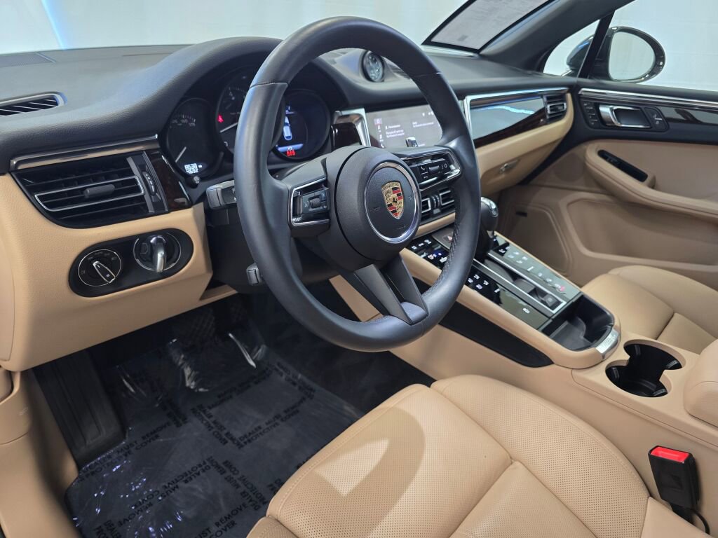 Certified 2025 Porsche Macan image 4