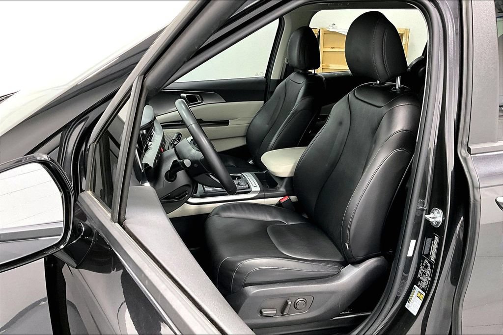 Used 2024 Kia Carnival LX FWD image 28