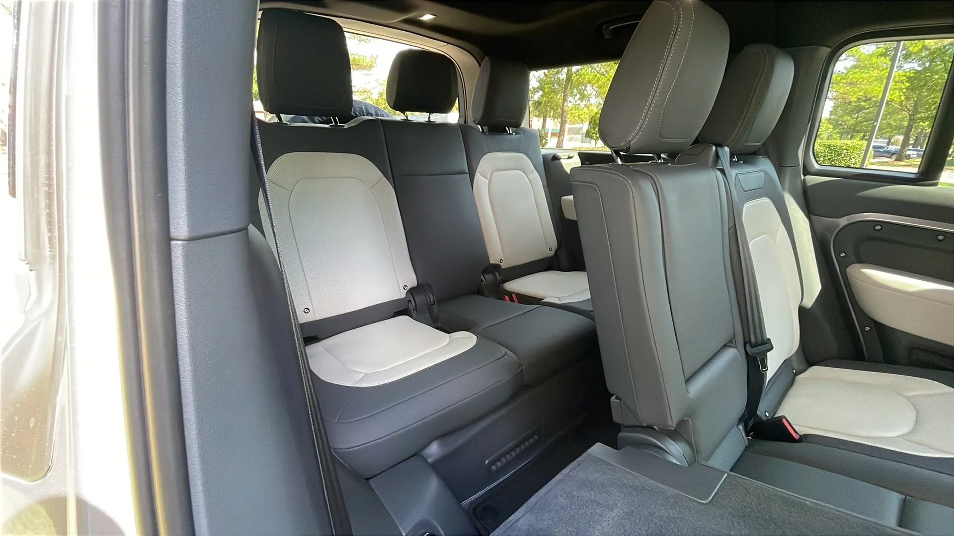 Used 2023 Land Rover Defender 130 X-Dynamic SE image 13