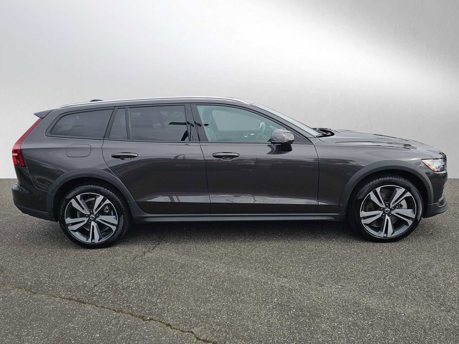 Certified 2025 Volvo V60 B5 Cross Country Plus image 2