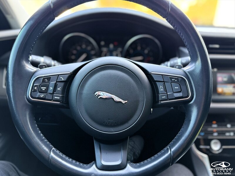 Used 2018 Jaguar XF Premium RWD image 11