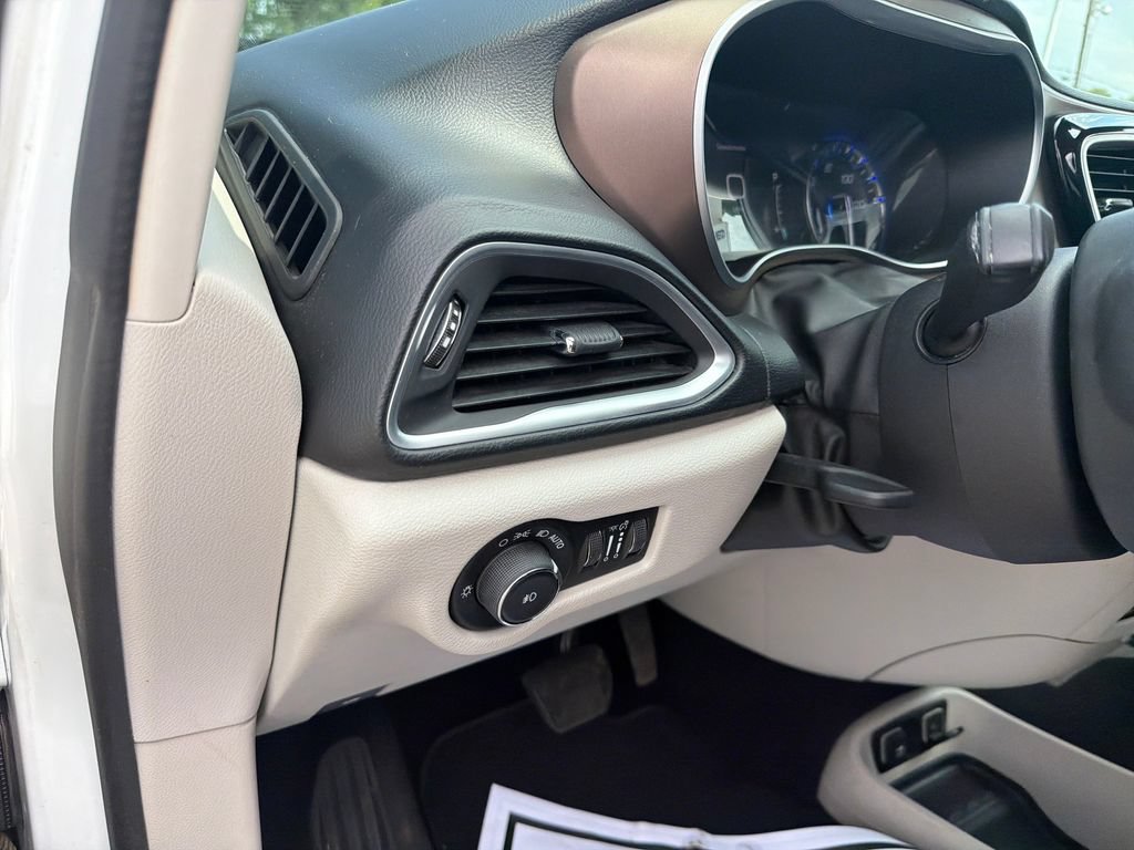 Used 2017 Chrysler Pacifica Touring-L Plus FWD image 15