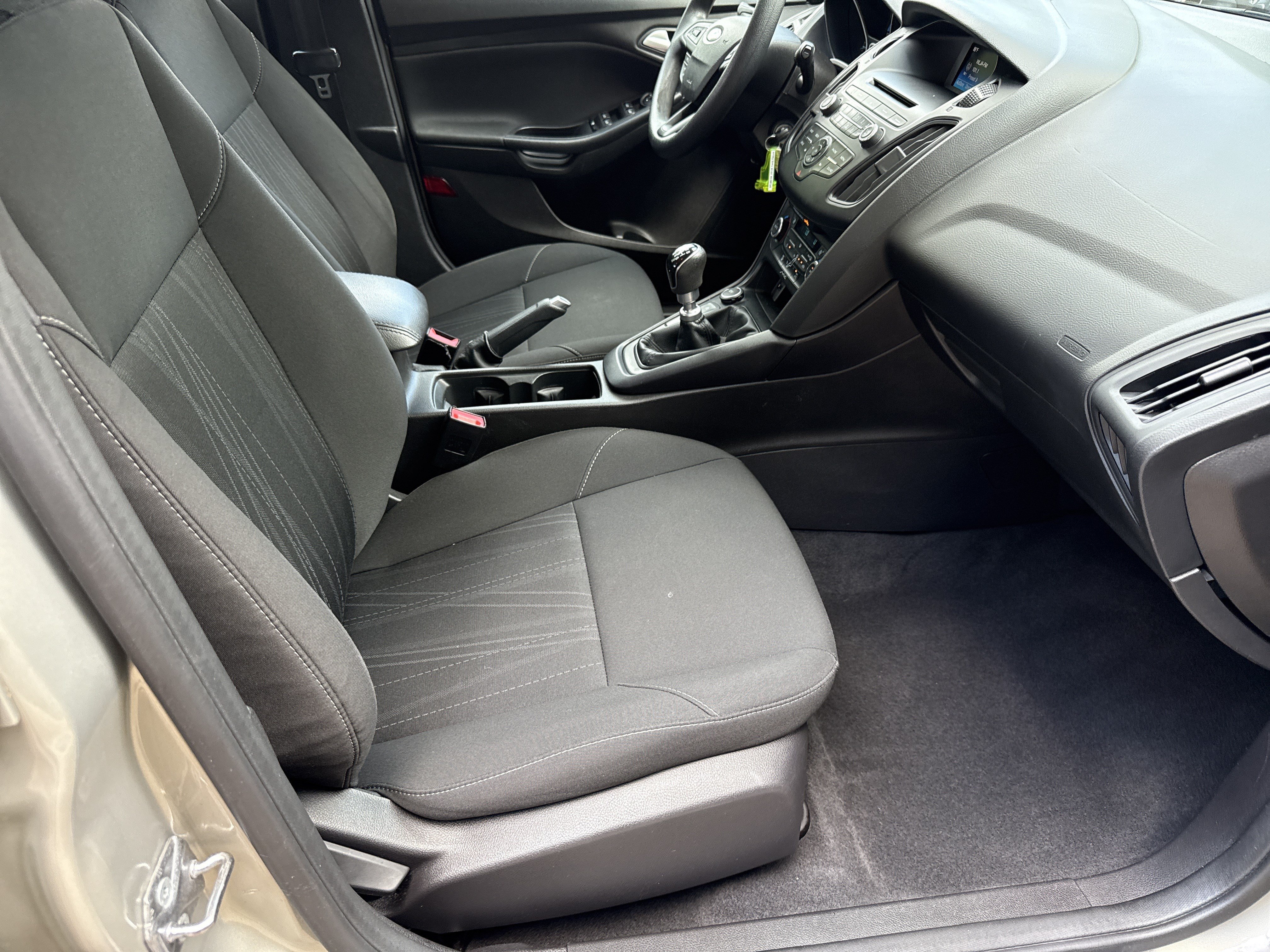 Used 2016 Ford Focus SE w/ SE Power Seat Package FWD image 13