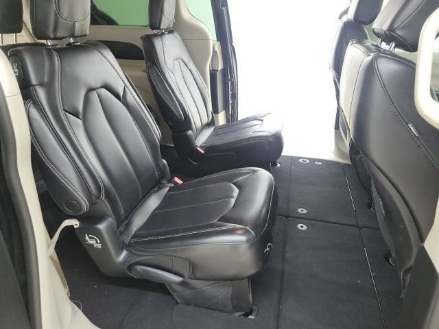 Used 2023 Chrysler Pacifica Touring-L FWD image 15