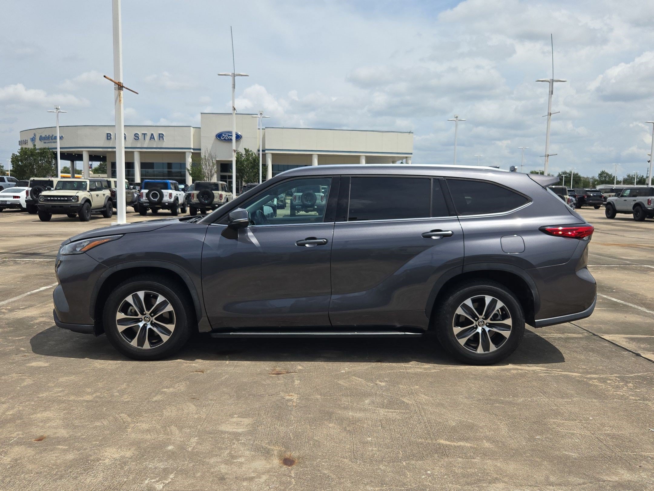 Used 2020 Toyota Highlander XLE FWD image 9