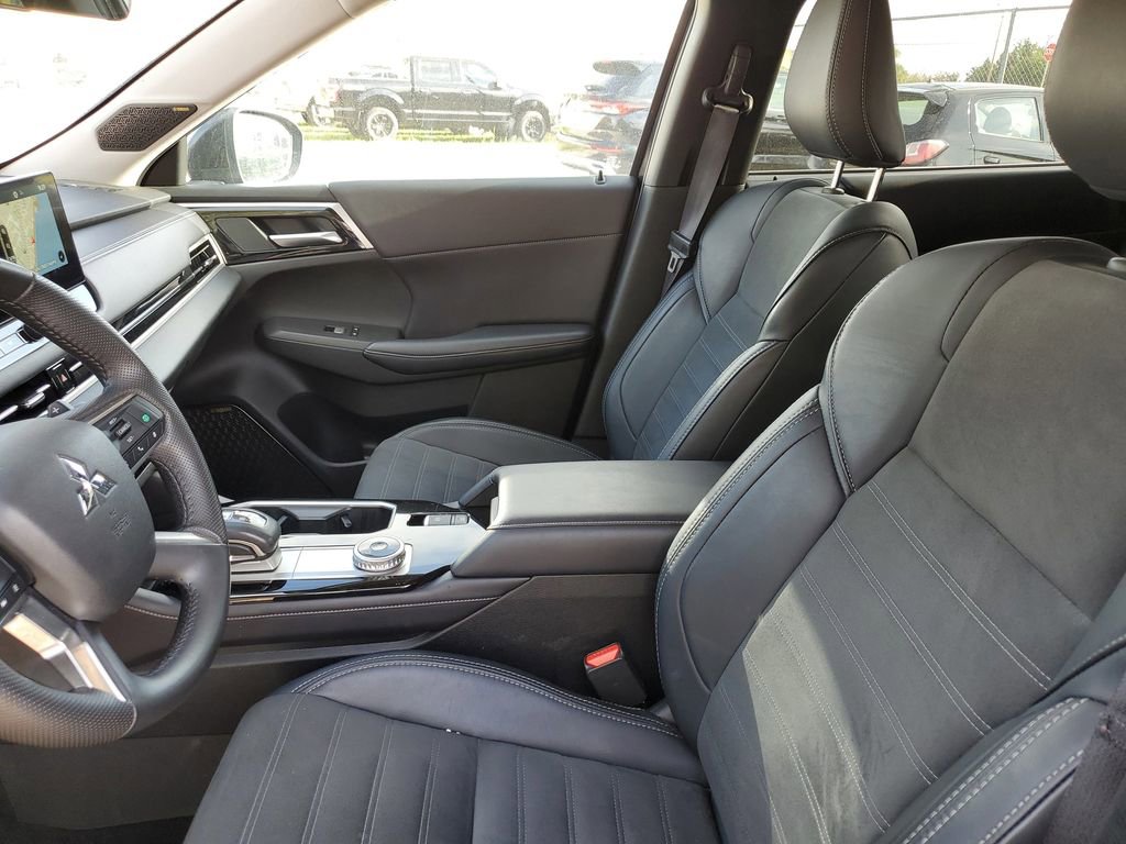 Used 2025 Mitsubishi Outlander SE image 16