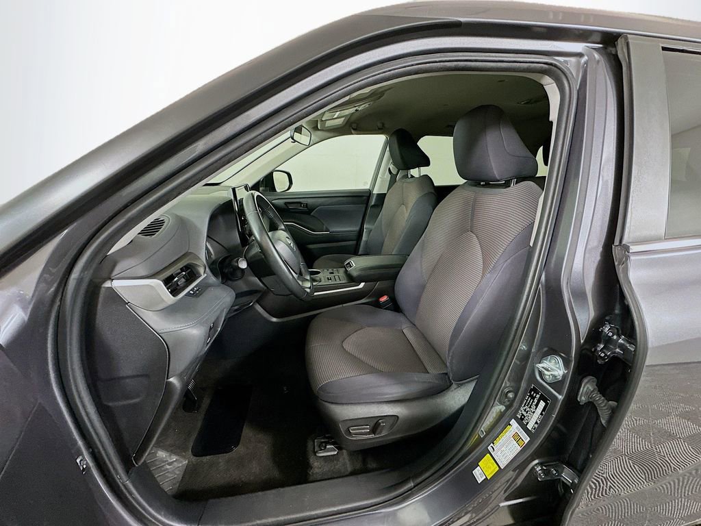 Used 2023 Toyota Highlander LE image 21