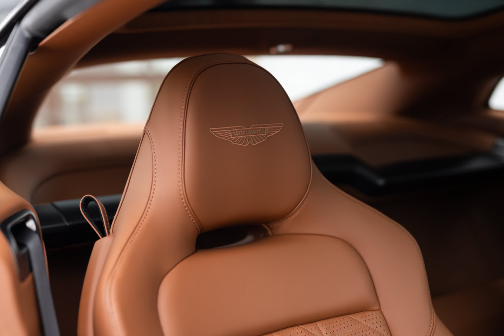 Used 2025 Aston Martin Vanquish RWD image 40