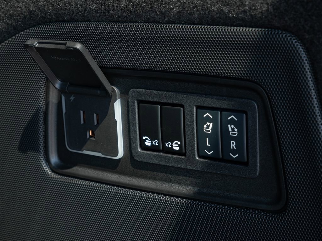 Used 2026 Cadillac Escalade V w/ LPO, ONYX Package image 37