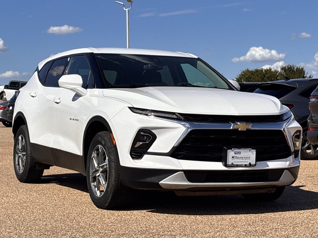 Used 2023 Chevrolet Blazer LT FWD image 2